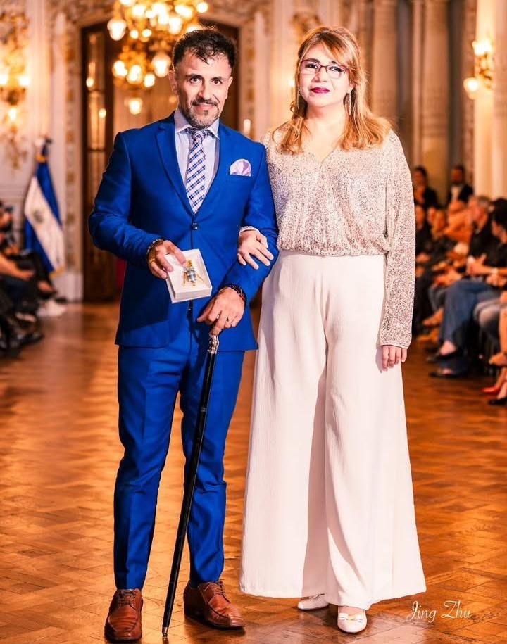 Embajadora de El Salvador junto al diseñador Santoandré