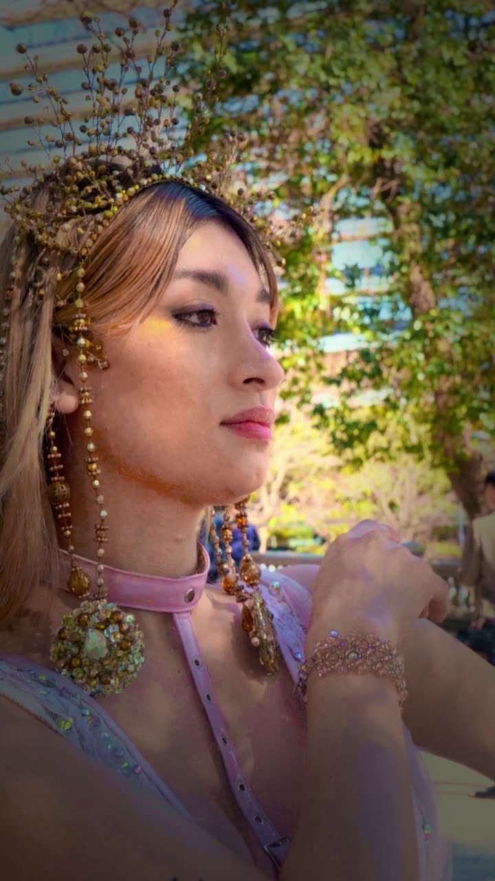 Modelo con tocado y joyería dorada